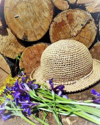 Шляпка из рафии