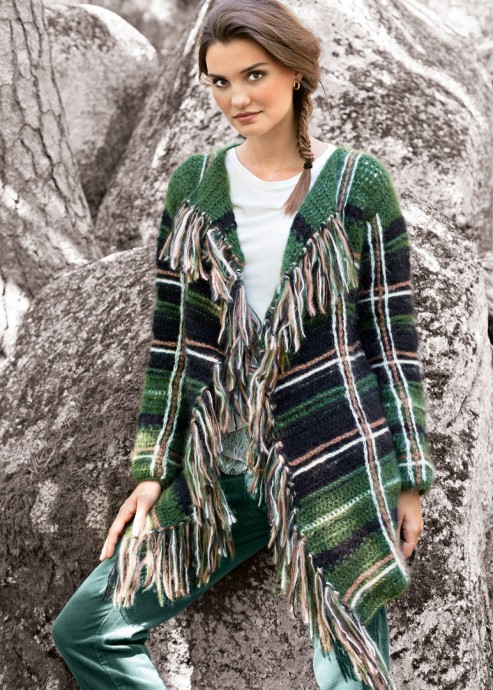 Вязаное клетчатое пальто - стильная вещь!