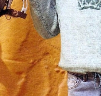 Детский джемпер спицами с прорезными карманами и жаккард короной Детский джемпер спицами с прорезными карманами и жаккард короной