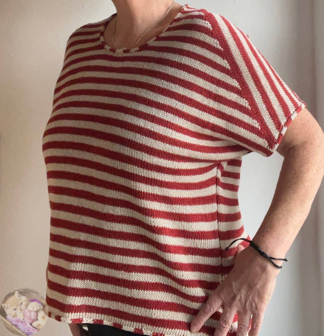 Полосатая красно-песочная футболка, связанная спицами