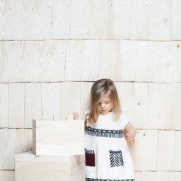 Милое вязаное платье для девочки