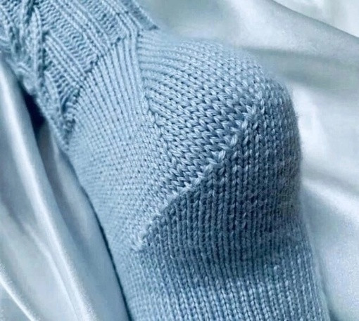 Интересный вариант носков спицами