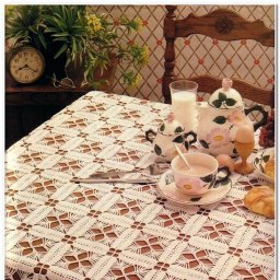 Вязаная скатерть из ажурных квадратных мотивов