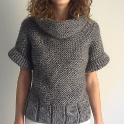 Вяжем стильную вещь спицами