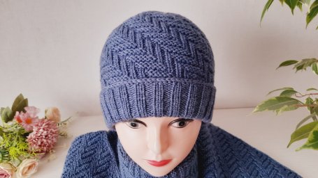 Синяя шапка спицами