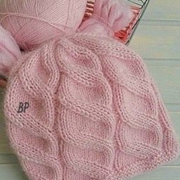 Вяжем нежную шапочку спицами