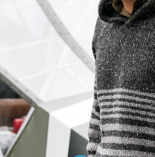 Мужской пуловер с капюшоном