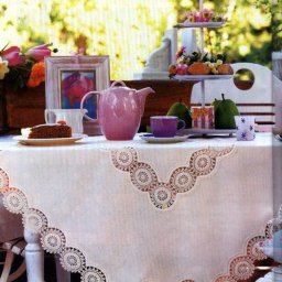 Скатерть с кружевными вставками из круглых мотивов
