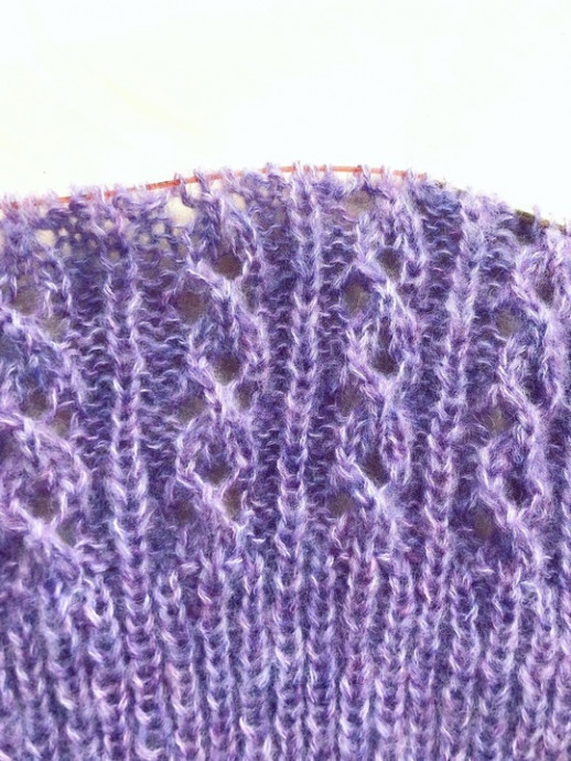 Кардиган интересным узором, вяжем спицами