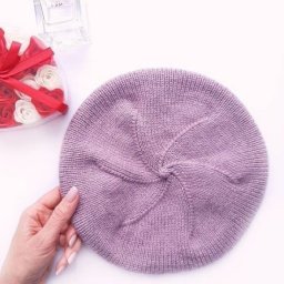 Нежный берет спицами