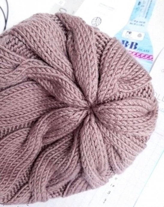 Шапка с косами, связанная спицами