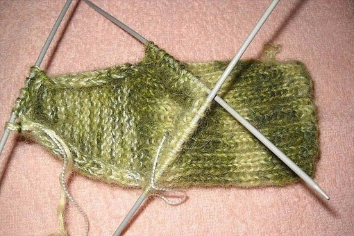 Носки с укреплённой пяткой и подошвой спицами