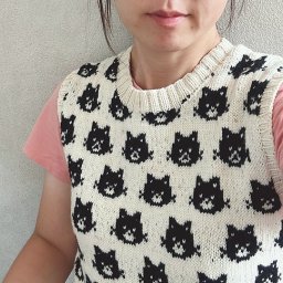 Черно-белая безрукавка, связанная спицами, — вещь с характером