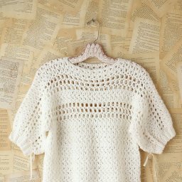 Простая, но симпатичная кофточка крючком