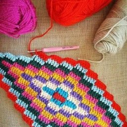 Вяжем яркие пледы, салфетки