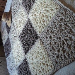 Покрывало из квадратных мотивов