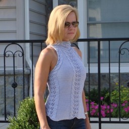 Стильный топ с узорами из листьев