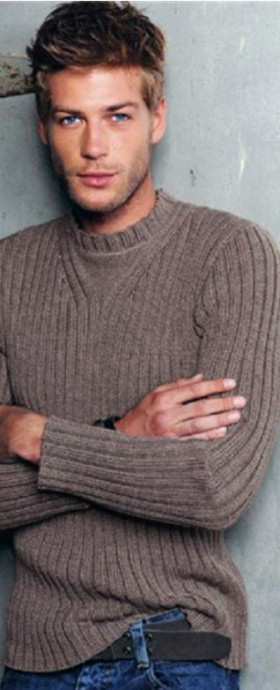 Стильный мужской свитер спицами