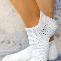 ​Белые носочки, связанные крючком