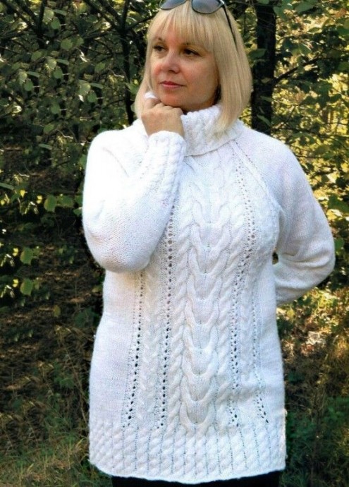Белый свитер-туника узором из кос