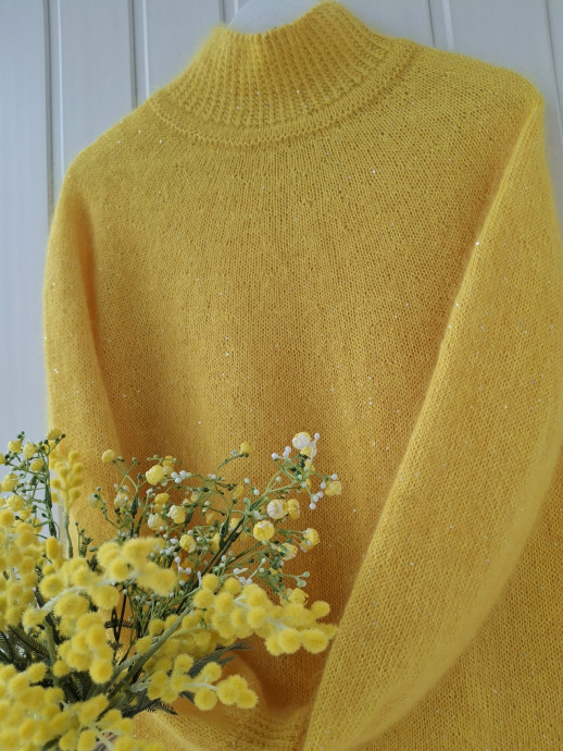 Свитер цвета весенней мимозы