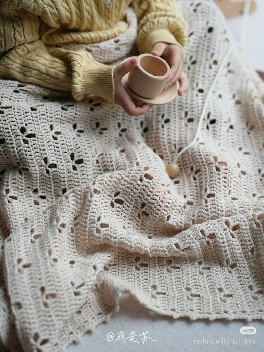 Детский плед крючком молочного цвета &mdash; нежность, в которую хочется укутаться