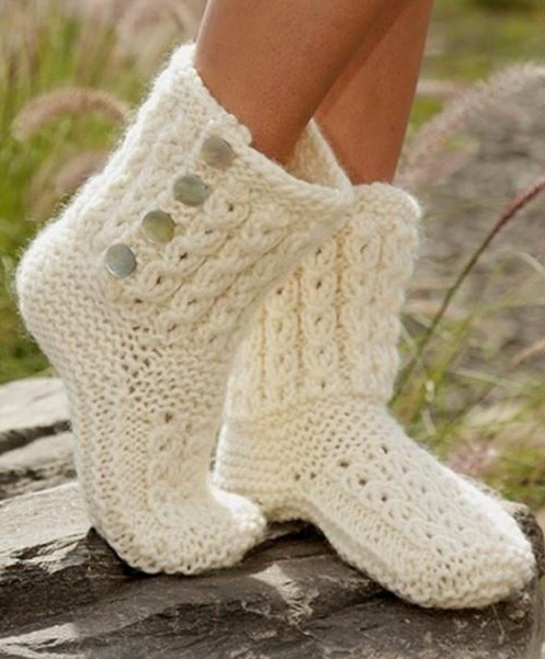 Вяжем домашние сапожки спицами