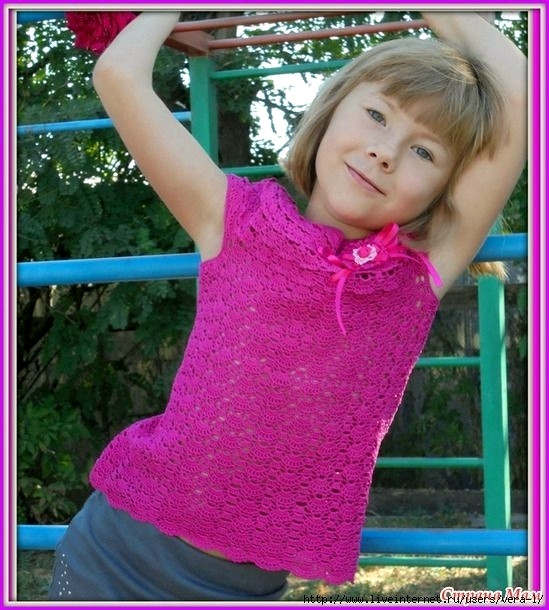 Малиновый топ крючком для ребёнка &mdash; ярко, удобно и по-летнему радостно