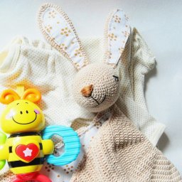 Вяжем нежный комфортет в виде зайки