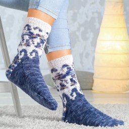 Носки спицами с мотивом «Волны»
