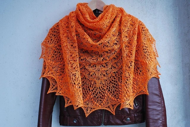 Шаль "Цветочное эхо" Echo Flower Shawl by Jenny Johnson Johnen, вяжем спицами