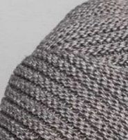 Уютная шапка с диагональной резинкой, связанная спицами