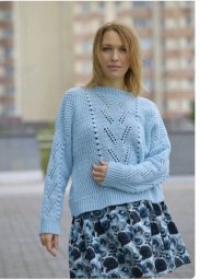 Голубой джемпер, связанный крючком: нежность и стиль