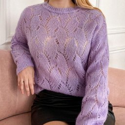 Нежный сиреневый джемпер с красивым узором, напоминающим цветки сирени.