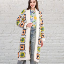 Женский удлинённый жакет из мотивов — яркий акцент в вашем образе