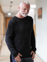 Чёрный мужской джемпер, связанный спицами — классика, которая никогда не выходит из моды