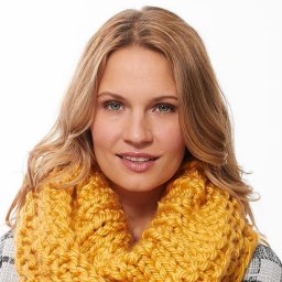 Объемный снуд горчичного цвета