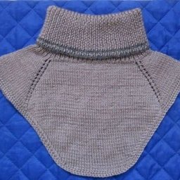 Простая манишка спицами