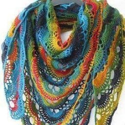 Красивая радужная шаль