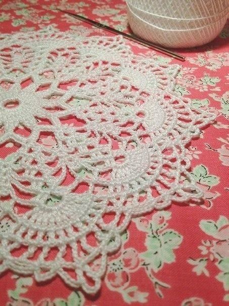 Нежная ажурная салфеточка крючком Нежная ажурная салфеточка крючком