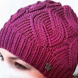 Яркая шапочка спицами