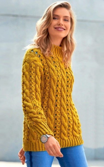 Модный свитер с ажурными косами