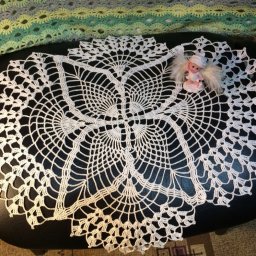 Салфетка «Хвост павлина», связанная крючком