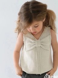 Топ или безрукавка жилетка для девочки спицами с очаровательным бантиком