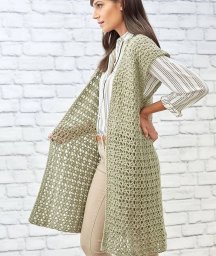 Длинный жилет - практично и ажурно