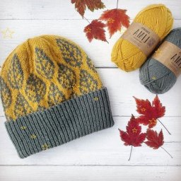 Красивая шапка с узором "Листья"