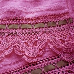 Красивая вязаная кайма  - в сочетании с натуральной тканью - очень изящно!