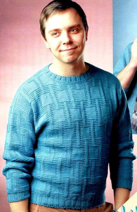 Мужской пуловер с рельефным узором спицами