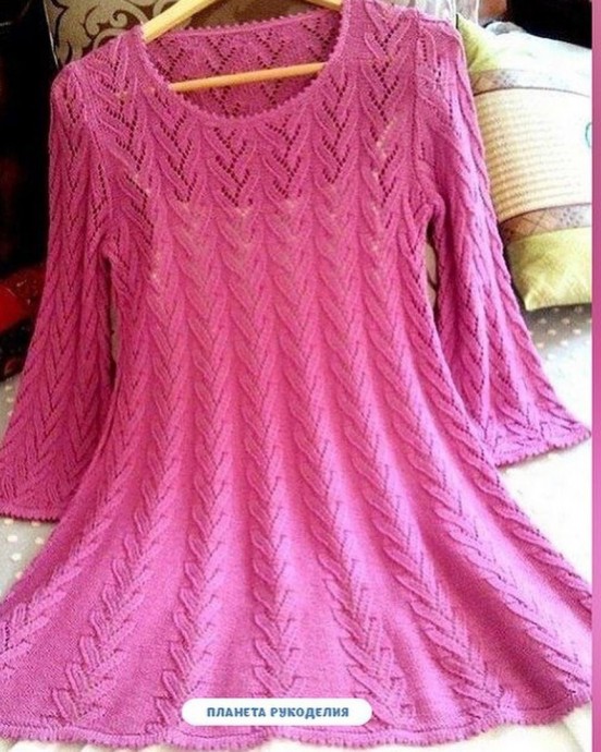 Розовое платье спицами