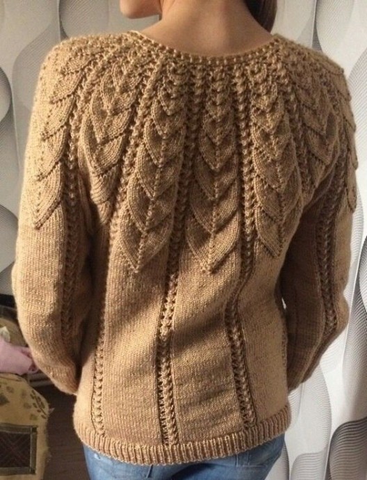 Красивый свитер для любителей вязать спицами